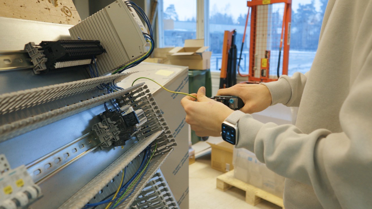 PJ Controlin oma keskusvalmistus Vantaalla